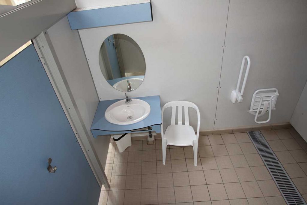 sanitaire PMR mobilite réduite toilettes adaptées
